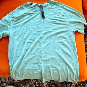 Men’s lululemon size M shirt